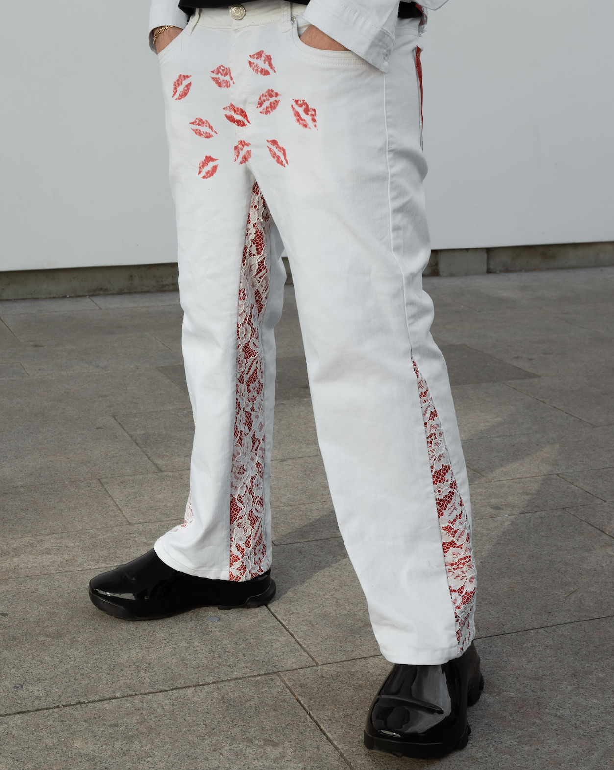 TAKE OFF LIPSTICK | JEANS WHITE & RED
