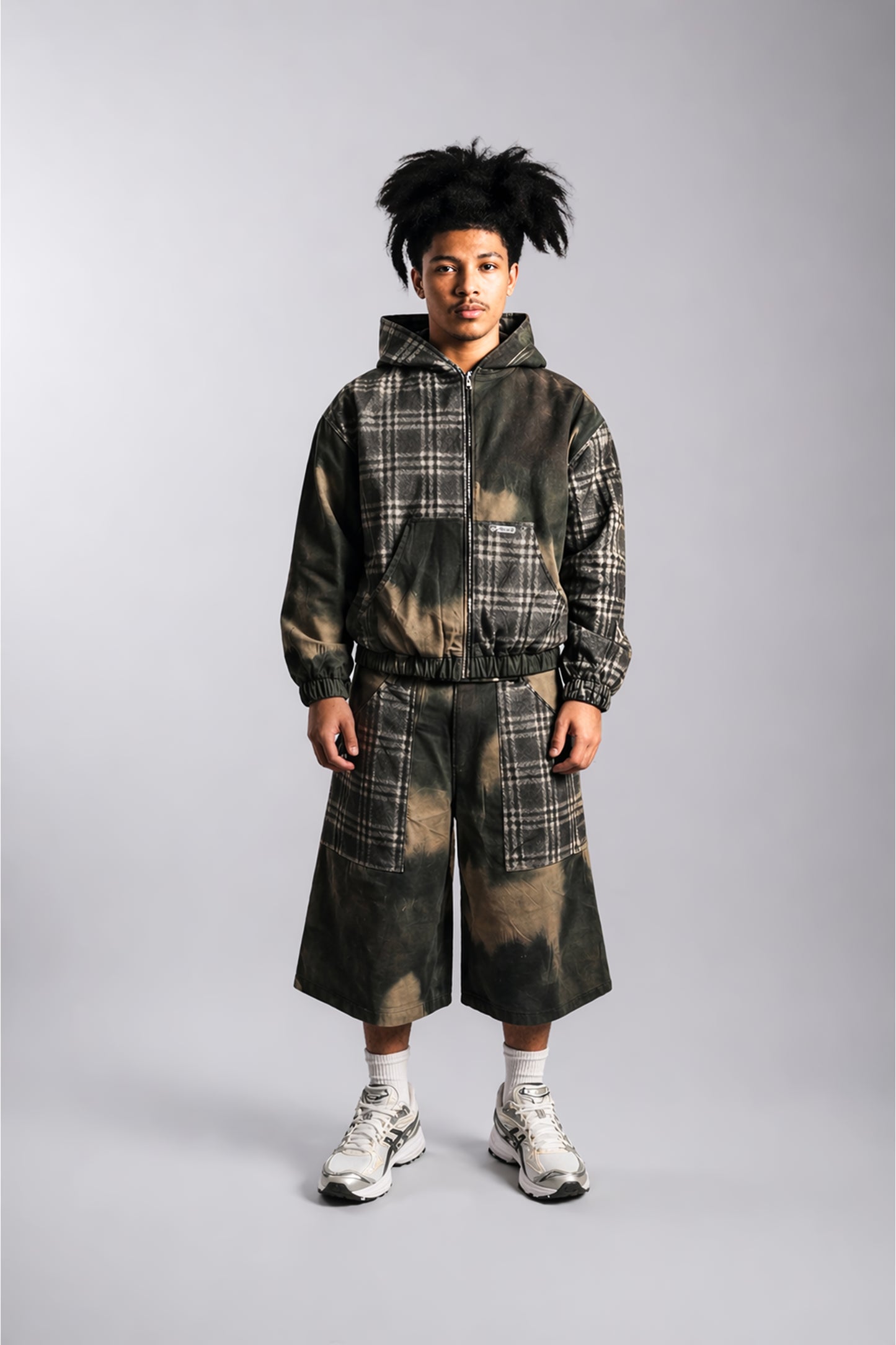 SPLIT CAMO CHECK SHORTS - on model uomo fronte